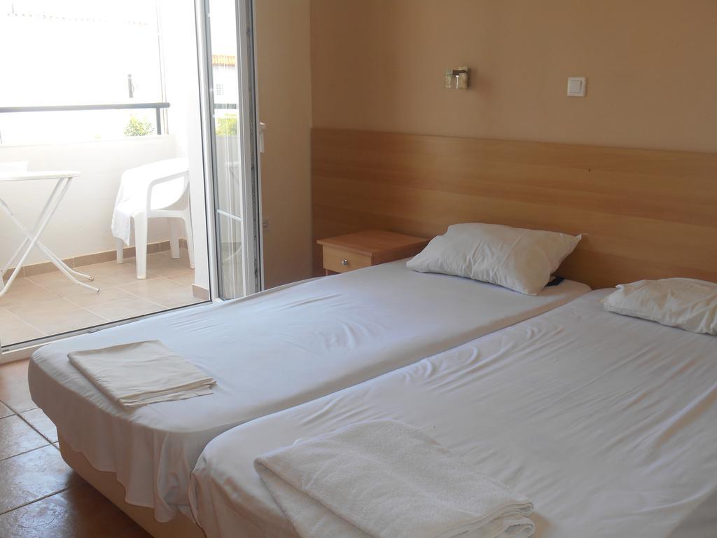 Quayside Village Hotel Kávos Habitación foto